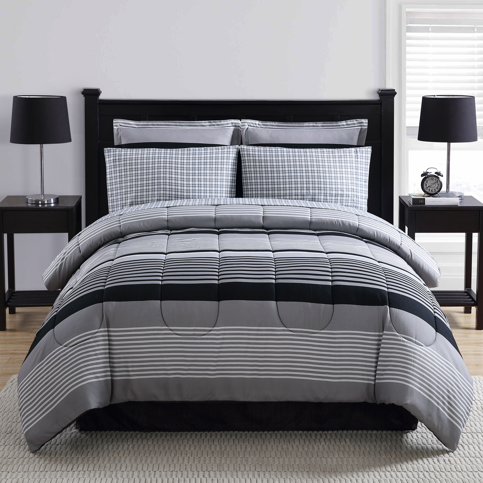 Simple Black And White Bedding for Small Space