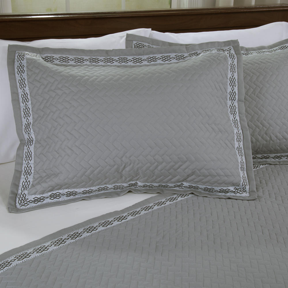 Lavish Home  Valencia Embroidered 3 Piece Quilt Set - Full/Queen