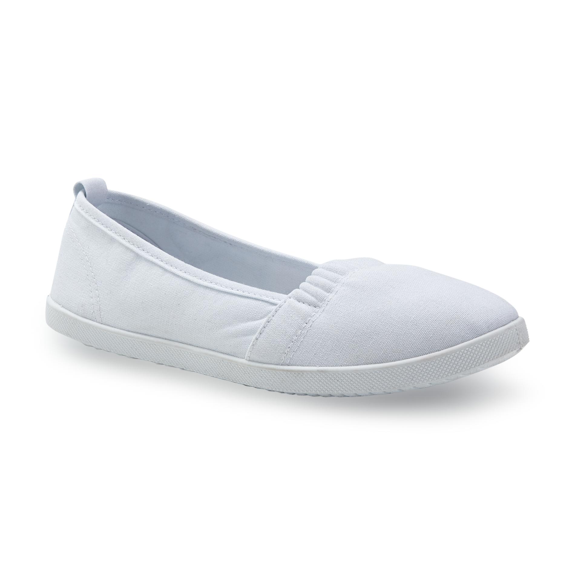 Basic Editions Women's Dakota White Casual Flat Shoe