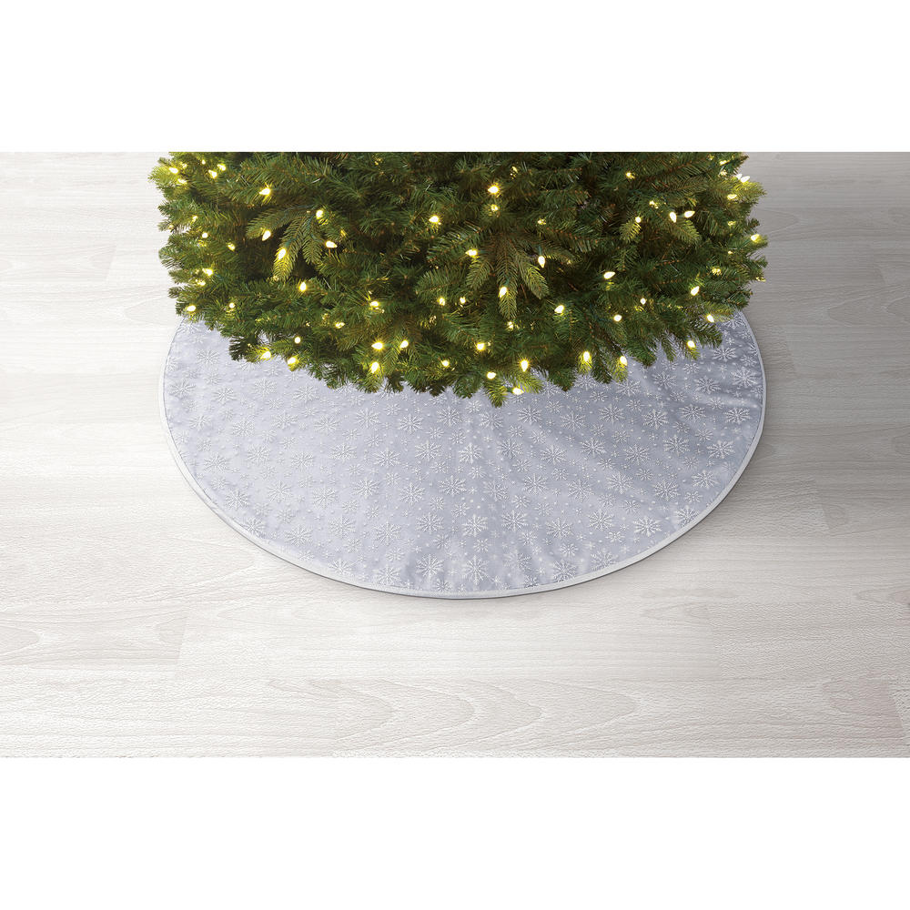 Donner & Blitzen Incorporated Silver Snowflakes Christmas Tree Skirt 48"