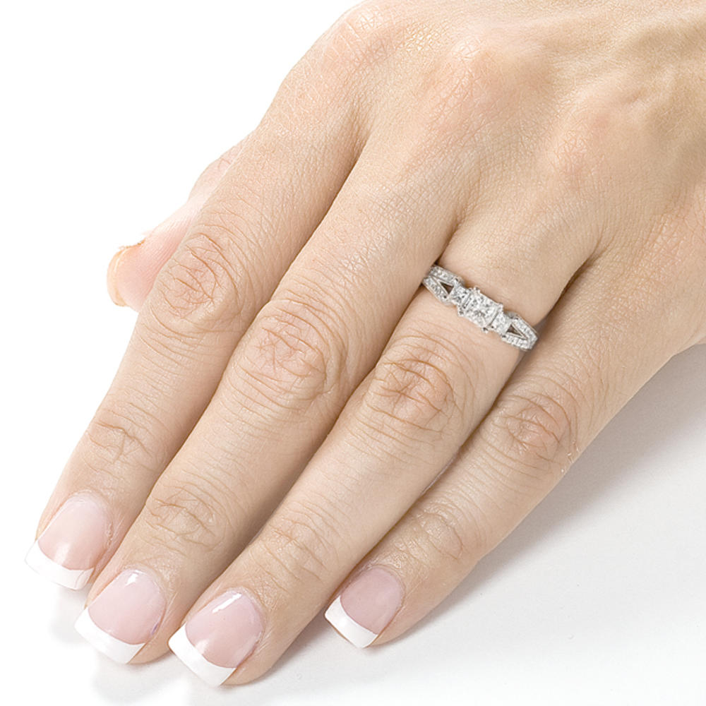 Diamond Three-Stone Engagement Ring 4/5 carat (ct.tw) in 14K White Gold