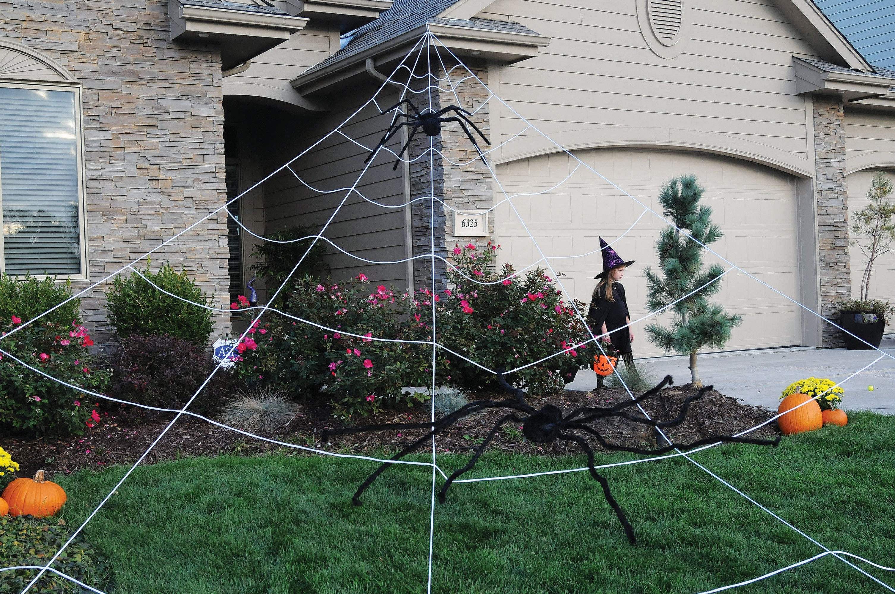 fun world costumes mega yard spider web huge outdoor halloween yard decor rope web decoration - Giant Halloween Spider fun world costumes mega yard spider web huge outdoor halloween yard decor rope web decoration - Giant Halloween Spider