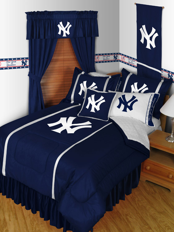 Sports Coverage New York Yankees 6 Pc QUEEN Comforter Set (Comforter, 2 Pillow Cases, 2 Shams, 1 Bedskirt)