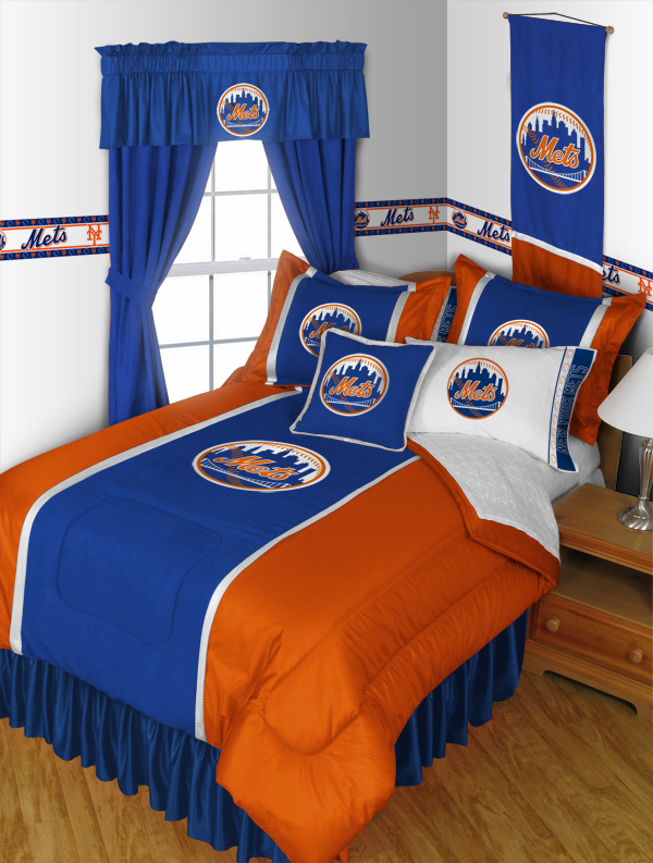 Sports Coverage New York Mets 8 Pc QUEEN Comforter Set (Comforter, 1 Flat Sheet, 1 Fitted Sheet, 2 Pillow Cases, 2 Shams, 1 Bedskirt)
