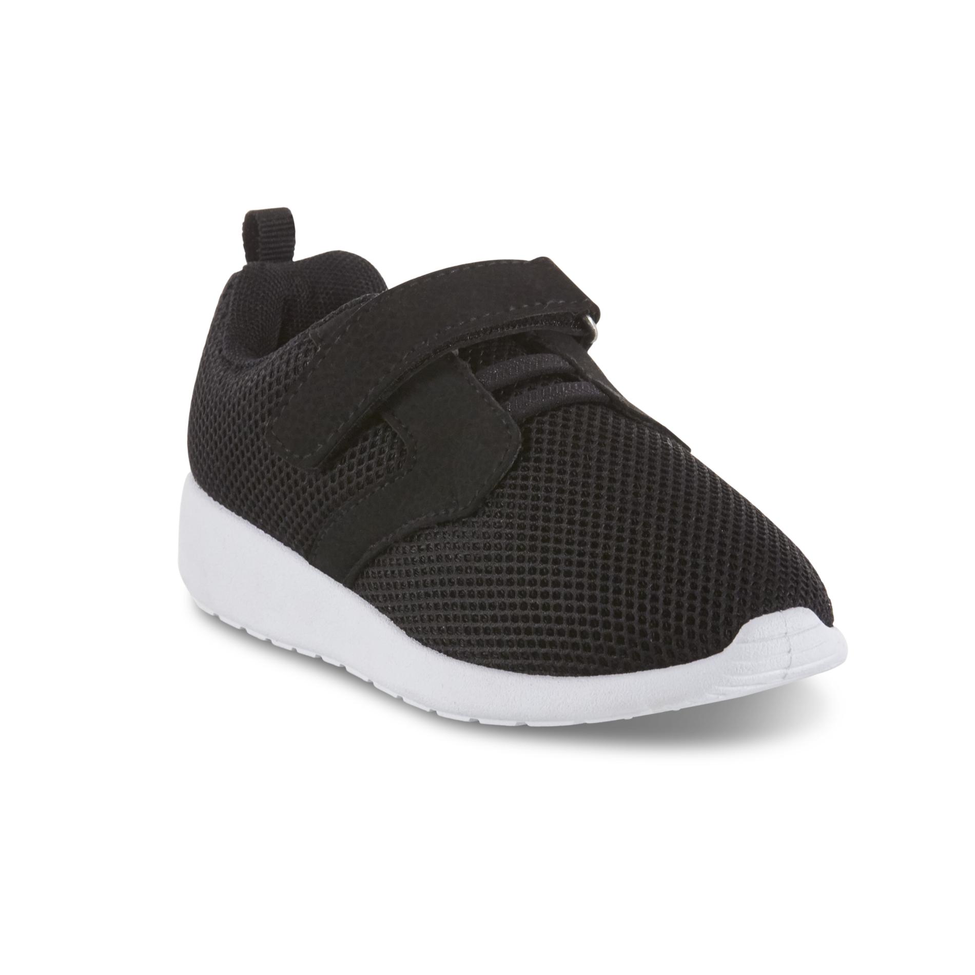 boys white athletic shoes