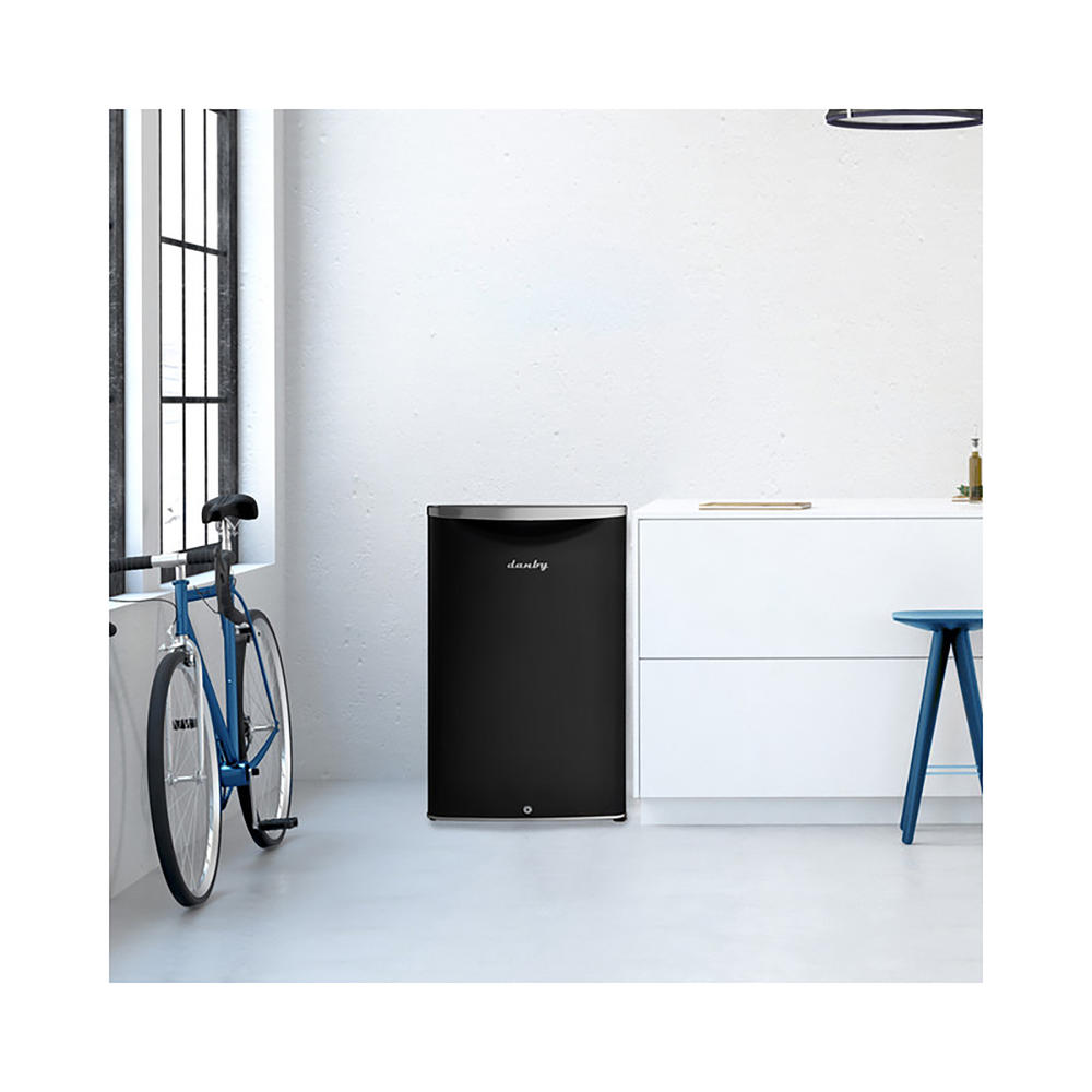 Danby DAR044A6MDB6 4.4 cu ft Retro Compact Fridge in Midnight Black