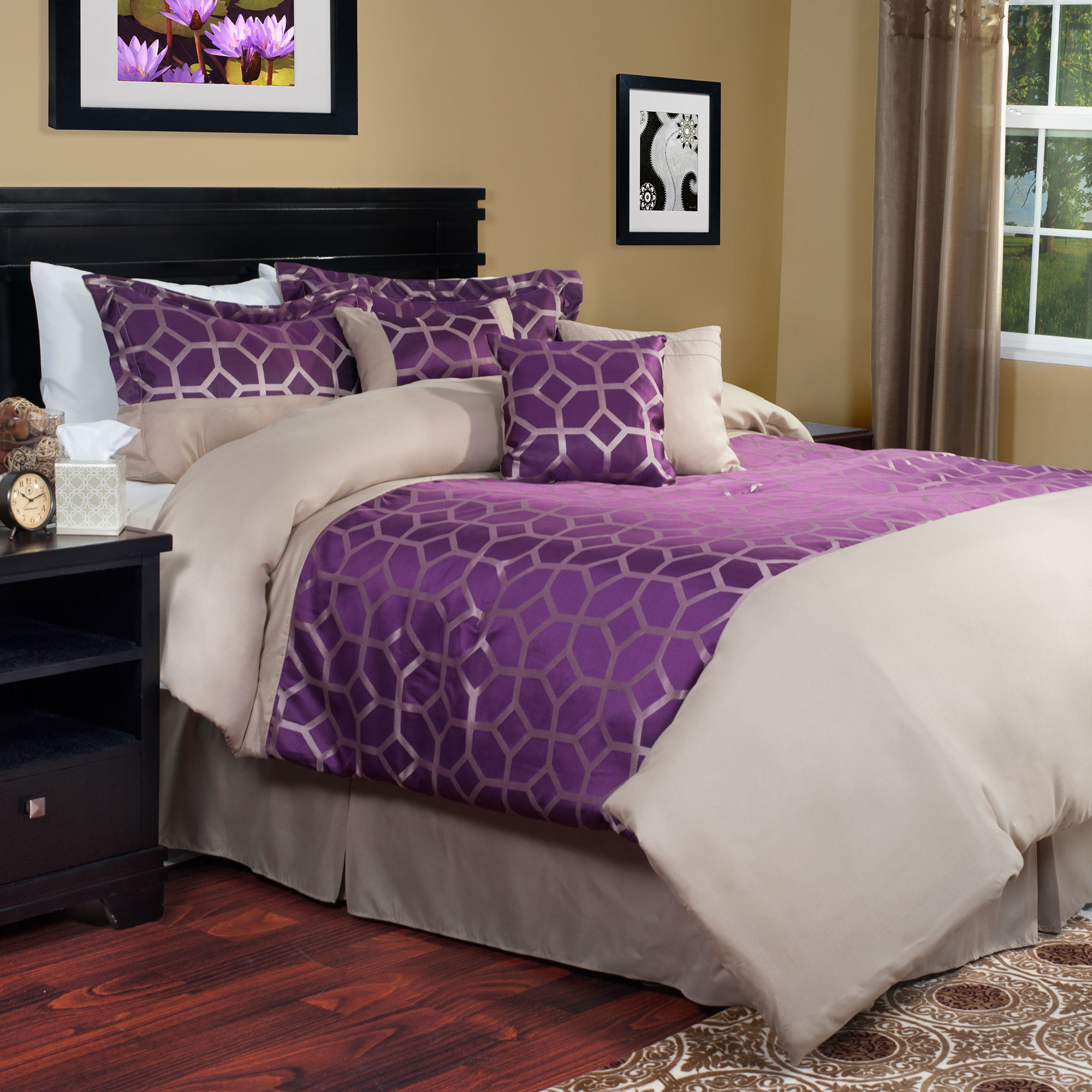 Ариа хоум. Спальня в сливовом цвете. Пурпурная кровать. Ария хоум покрывало. Ария хоум покрывало с подушками.