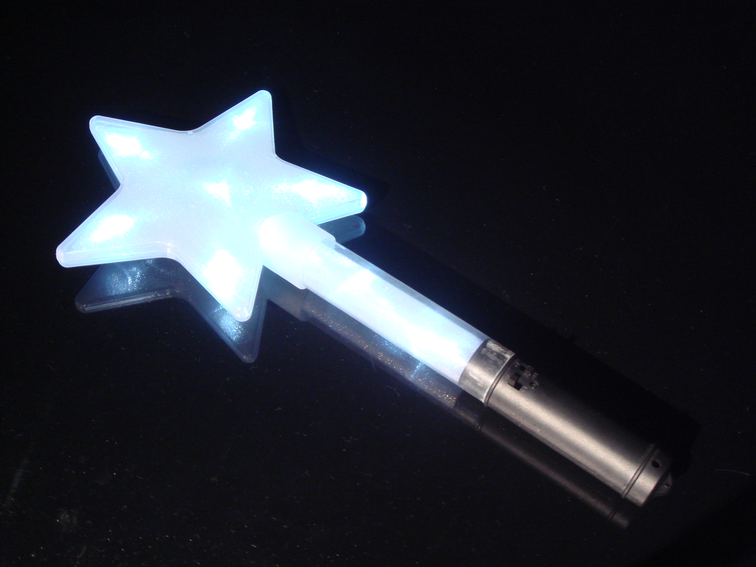 WeGlow International Light Up Jumbo Star Wand - White (set of 2)