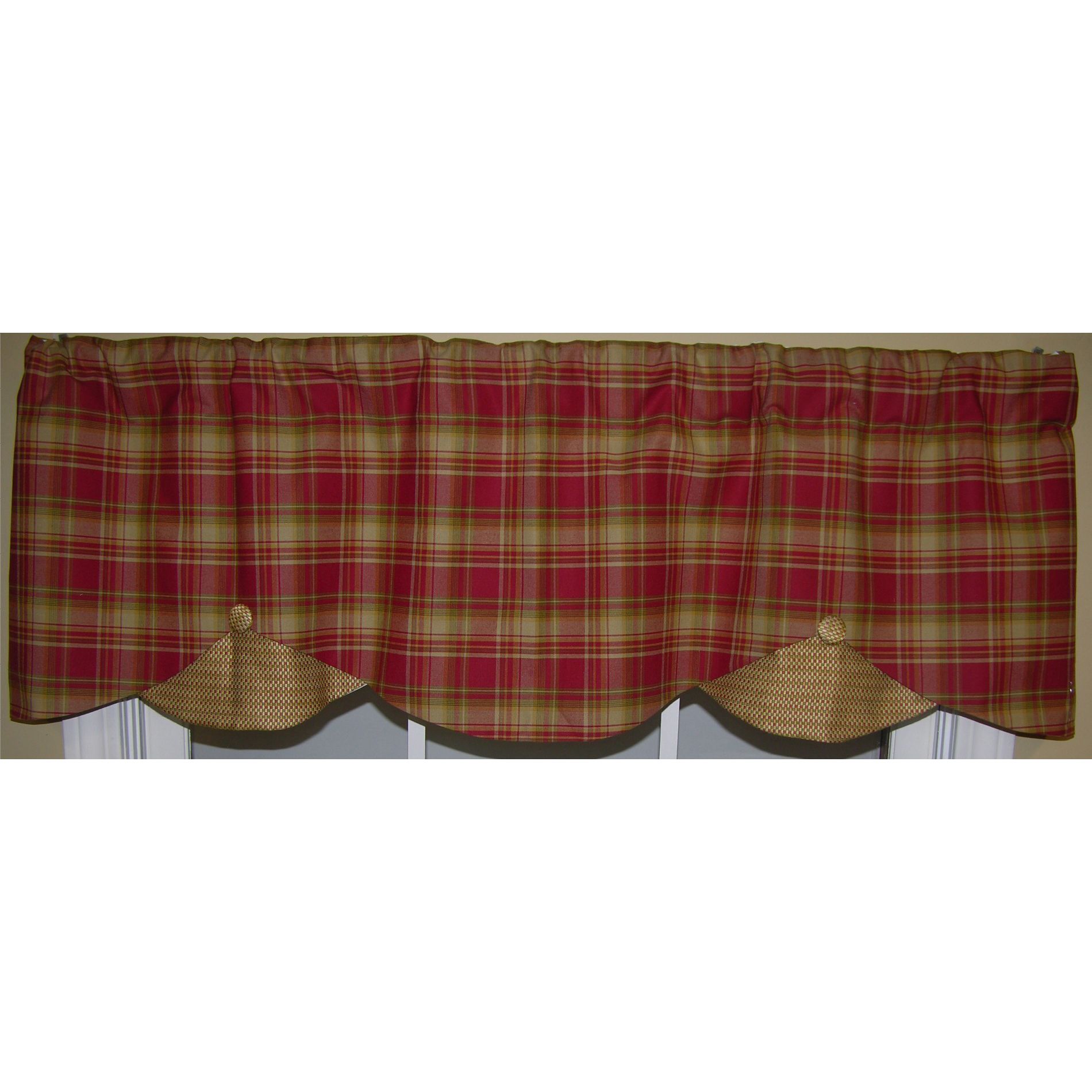 Minicheck Plaid with Covered Cuttons Valance