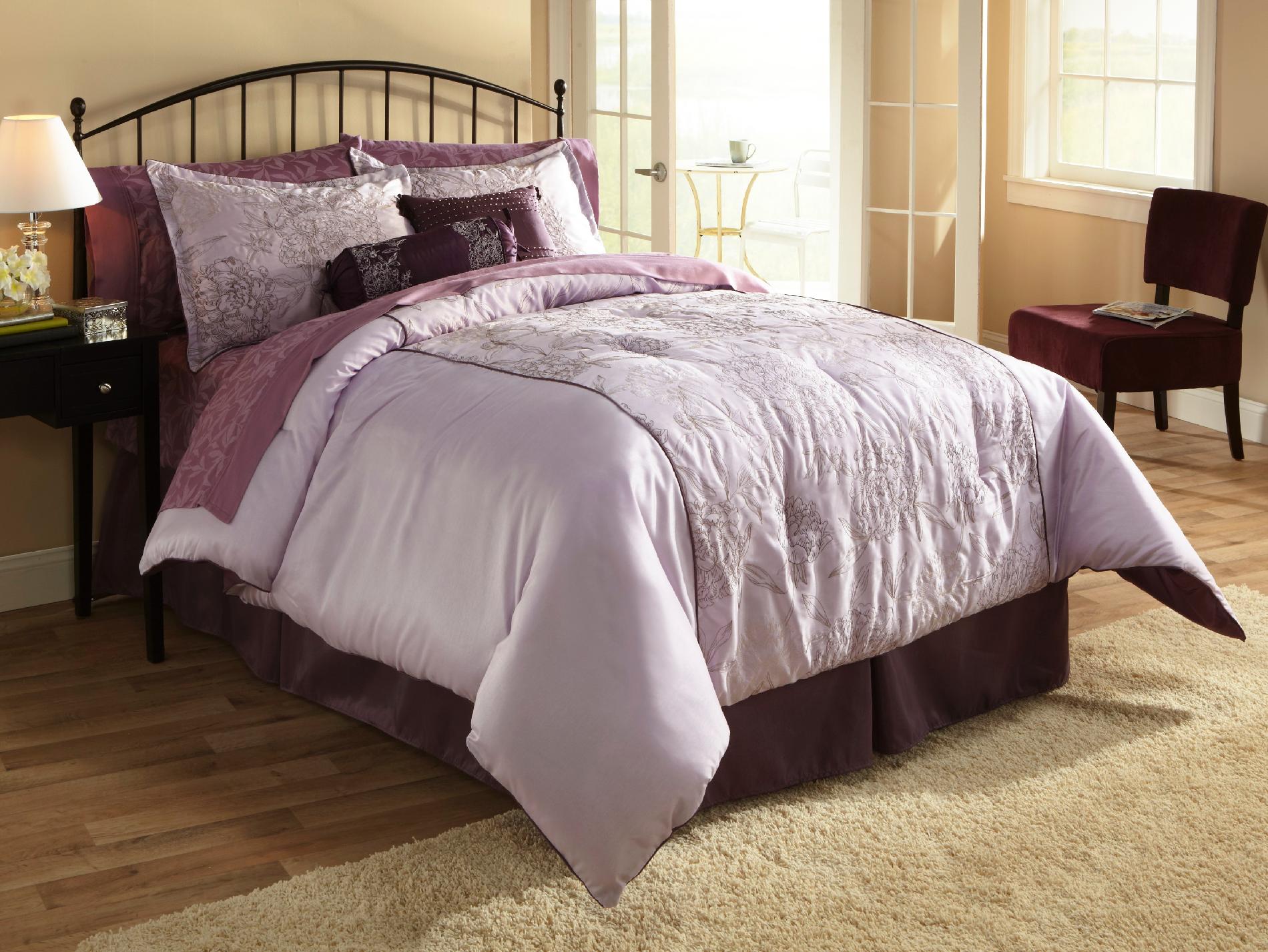 Jaclyn Smith Peony Comforter Set