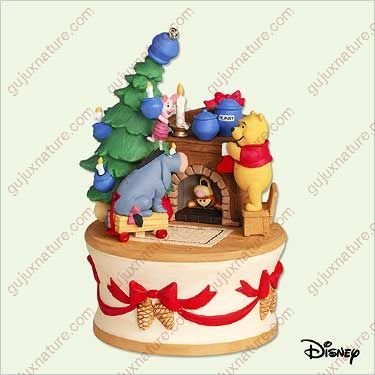 Getting Ready For Christmas Winnie The Pooh Collection 2005 Hallmark Ornament QXD4212