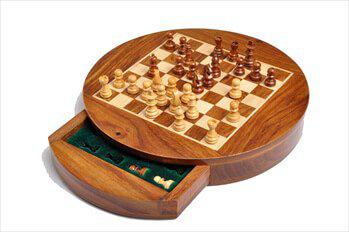 The House of Staunton wooden magnetic travel chess set - 9" circle