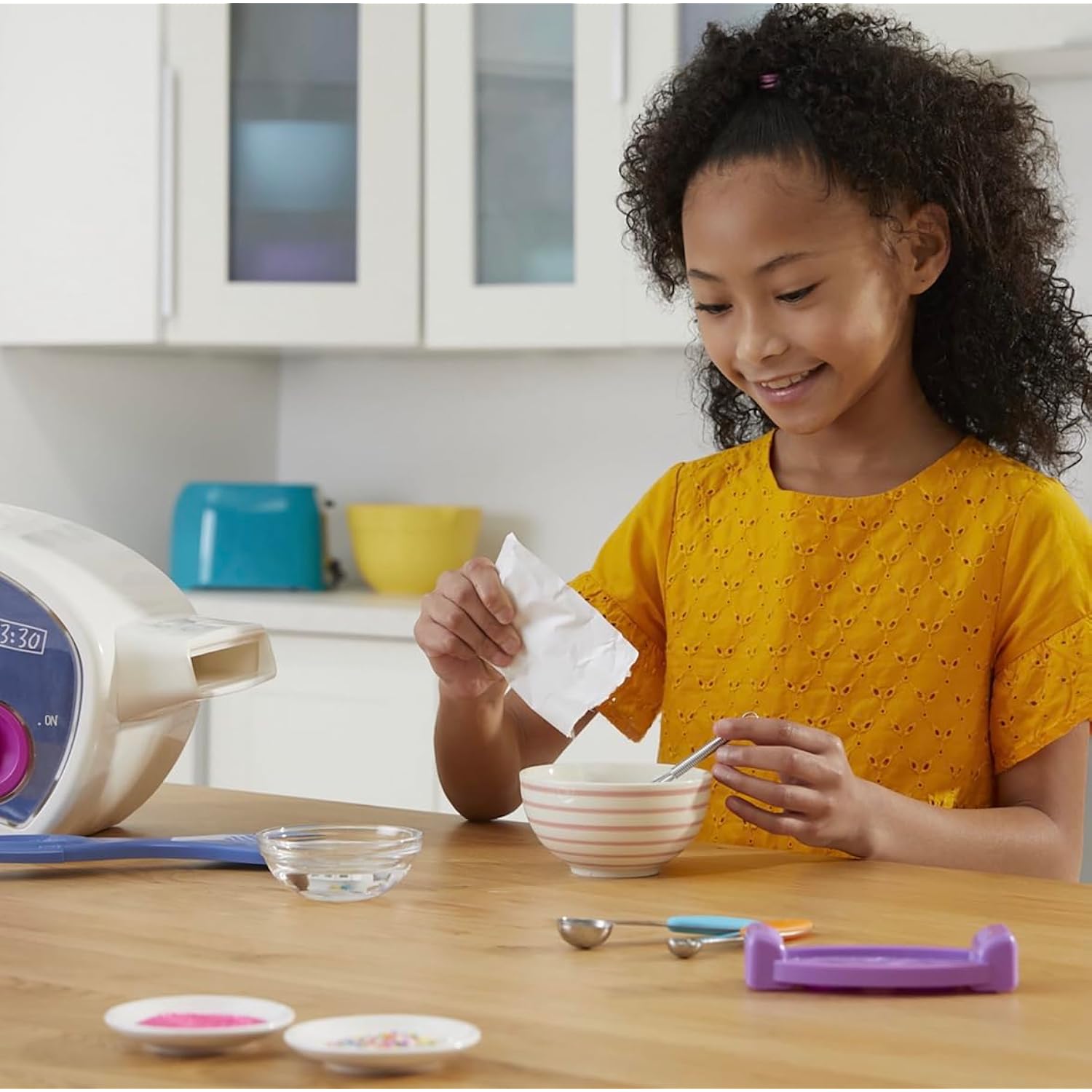 Hasbro Easy Bake Ultimate Oven, Baking Star Super Treat Edition with 3 Mixes. For ages 8 and up.