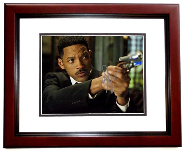 Real Deal Memorabilia WlSmith8x10-4MF 8 x 10 in. Will Smith Signed - Autographed Men in Black&#44; Mahogany Custom Frame