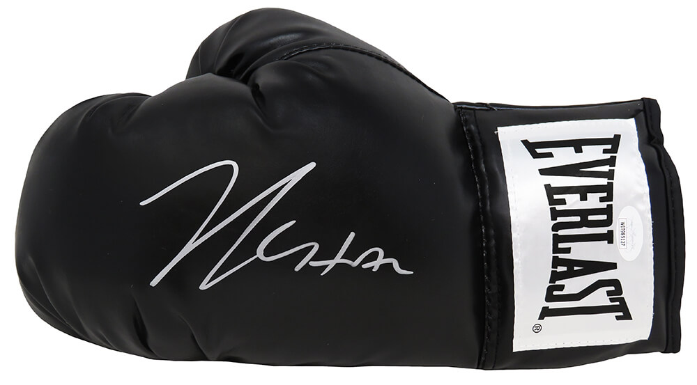 Schwartz Sports Memorabilia CHAGLV506 Julio Cesar Chavez Signed Everlast Boxing Glove, Black - JSA Authentication