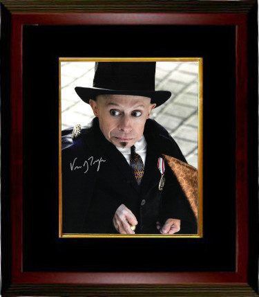 RDB Holdings & Consulting CTBL-MB21312 8 x 10 in. Verne Troyer Signed Imaginarium of Doctor Parnassus as Percy Photo Custom Framed with Hat&#44; Black