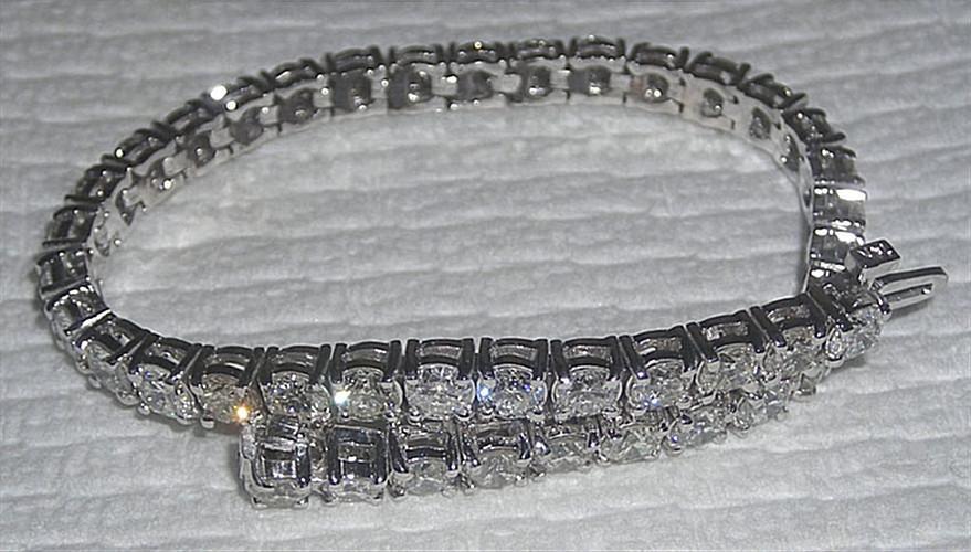 Glitter 8.57 CT Sparkling Diamond Womens Tennis Bracelet - White Gold