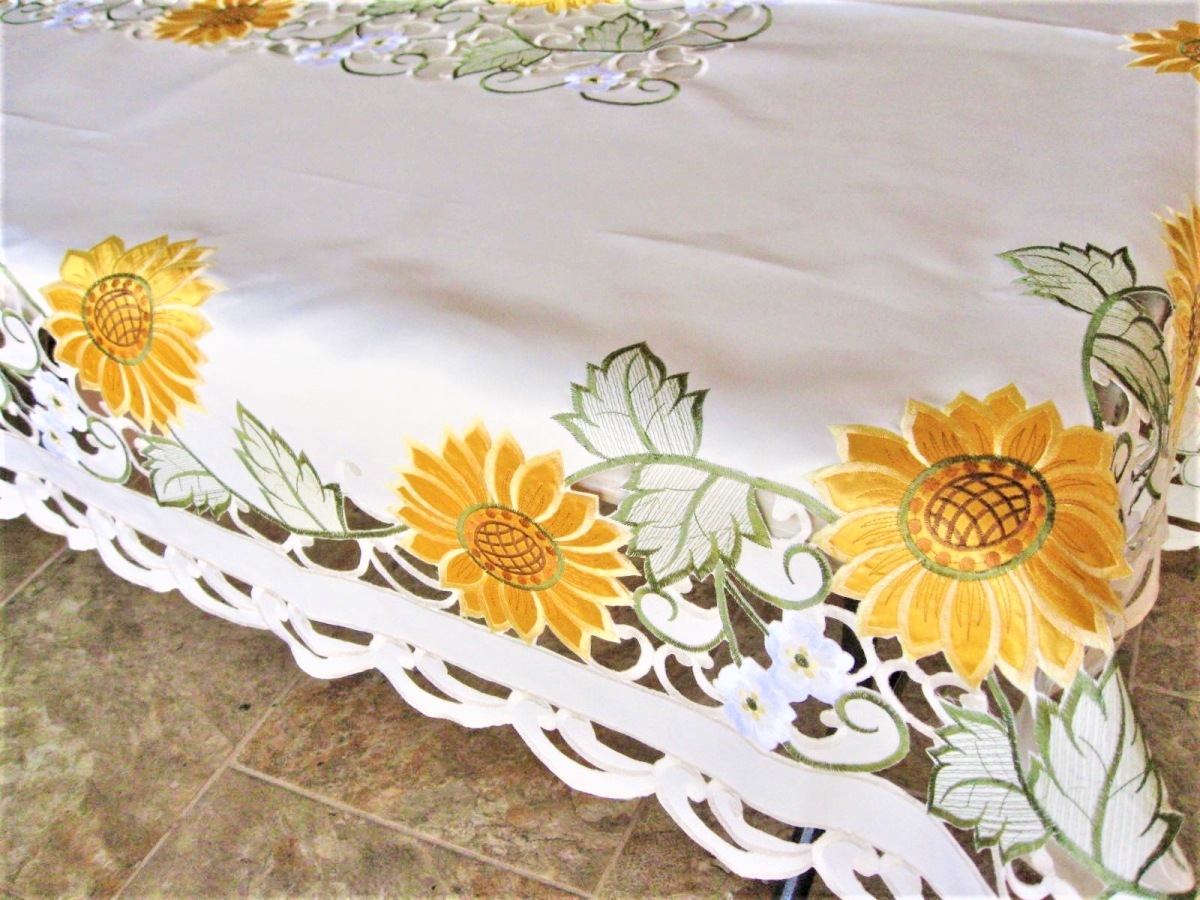 Sinobrite H8710-68x104 68 x 104 in. Sunflower on Cream Fabric Tablecloth