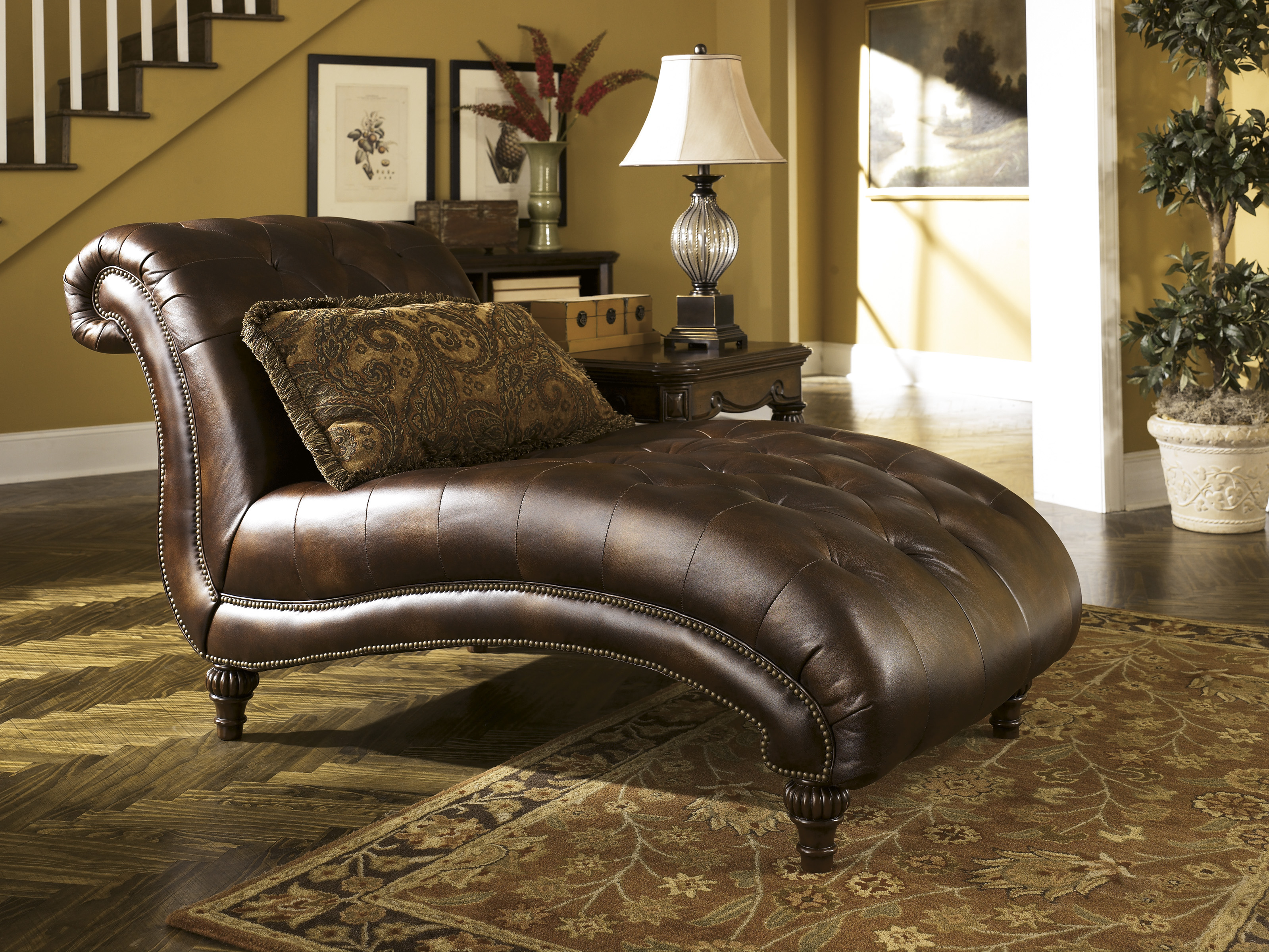 Furnituremaxx Claremore Traditional Antique Color PU and Fabric Chaise