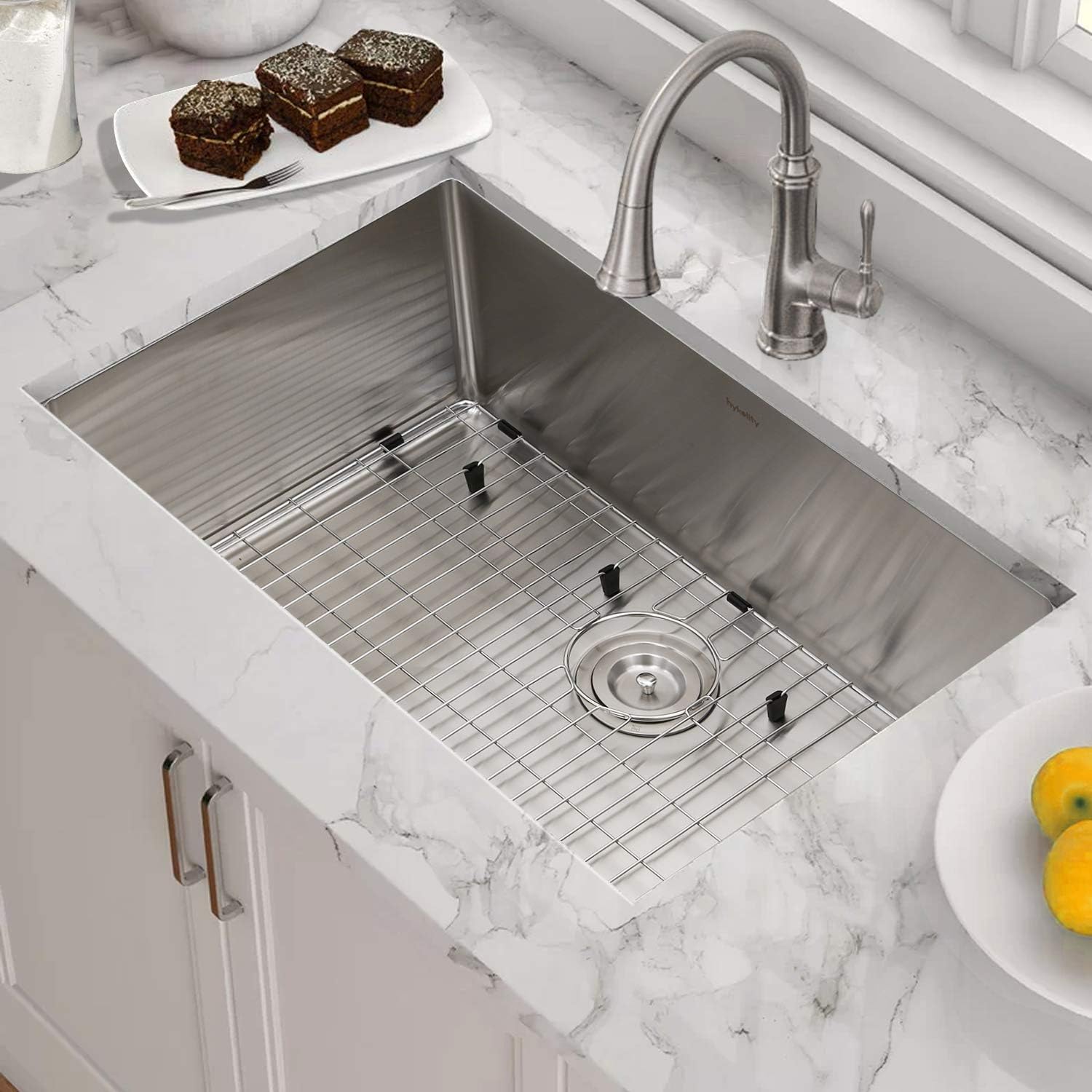 Hykolity 26-inch Undermount Kitchen Sink, 16 Gauge Stainless Steel Single  Bowl Sink with Strainer